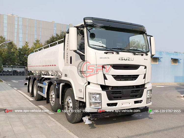ISUZU Heavy-duty Water Truck - Front Left Side